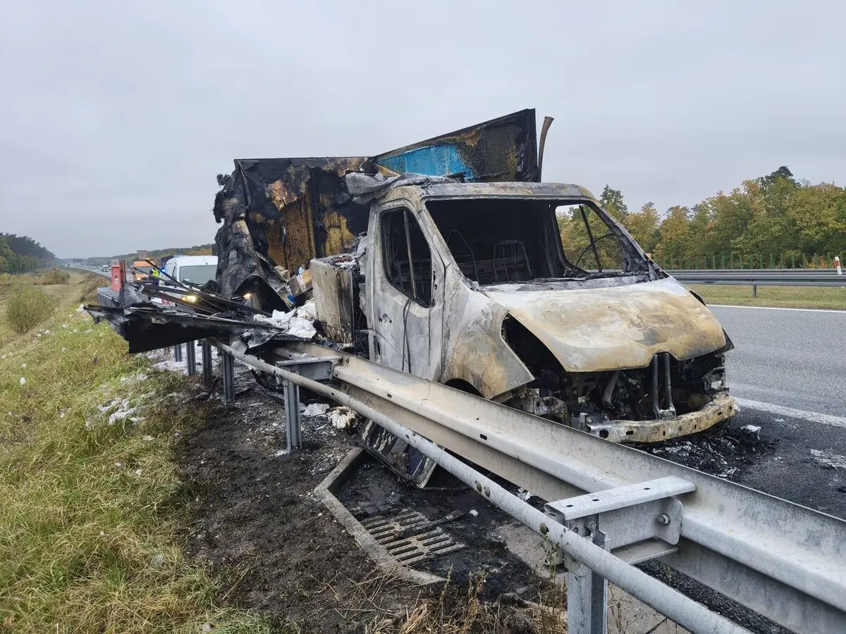 Pożar samochodu dostawczego marki Renault na autostradzie A1