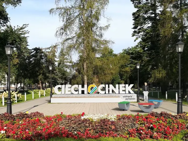 Nowy punkt w Ciechocinku – napis „CIECHOCINEK” na Skwerze Excentryków