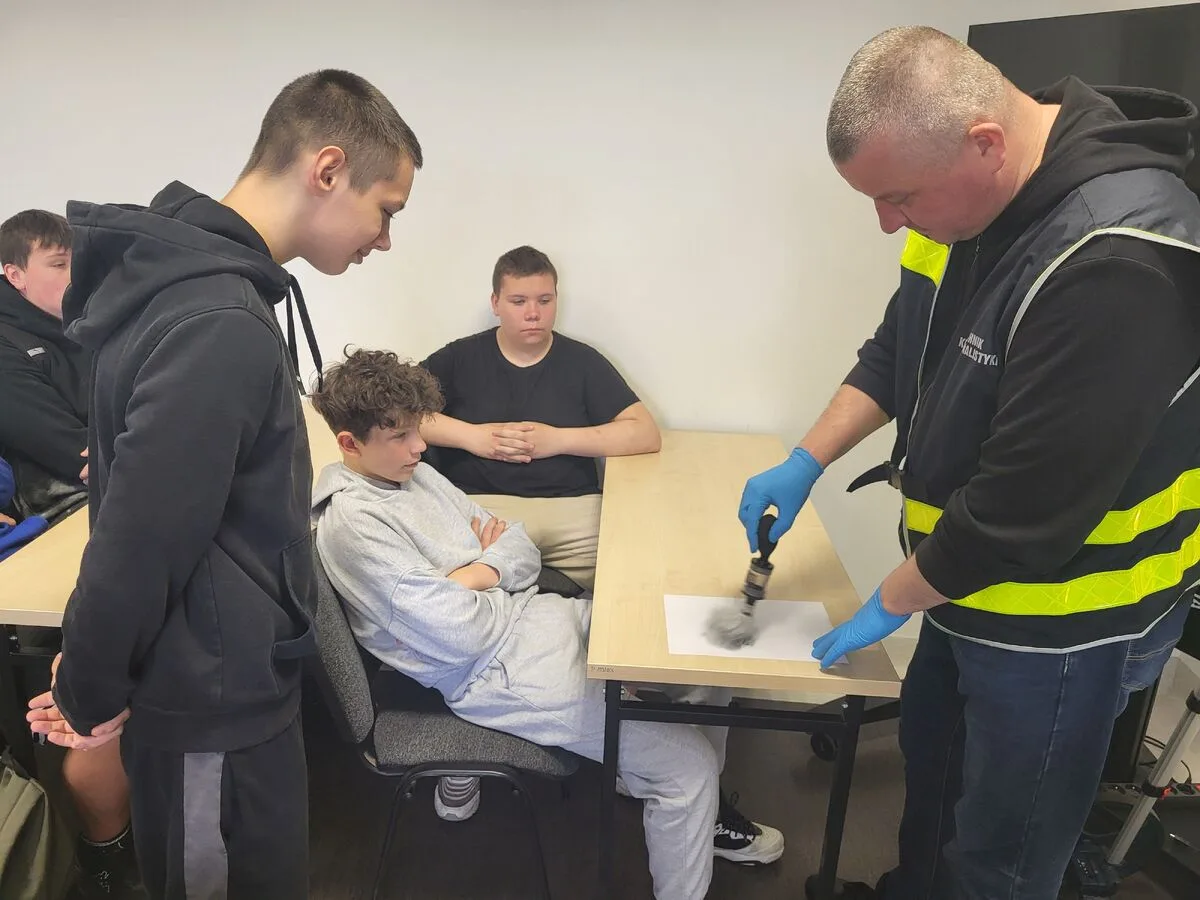 Uczniowie z wizytą u policji w ramach doradztwa zawodowego