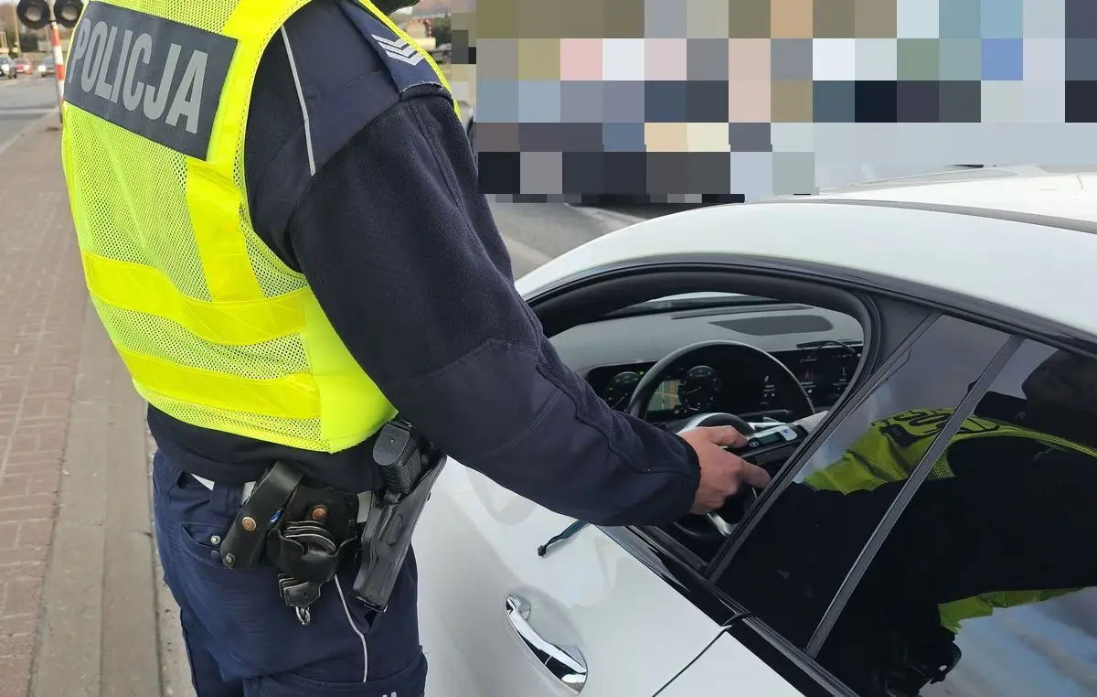 Zatrzymanie 42-latka za prowadzenie samochodu po spożyciu alkoholu