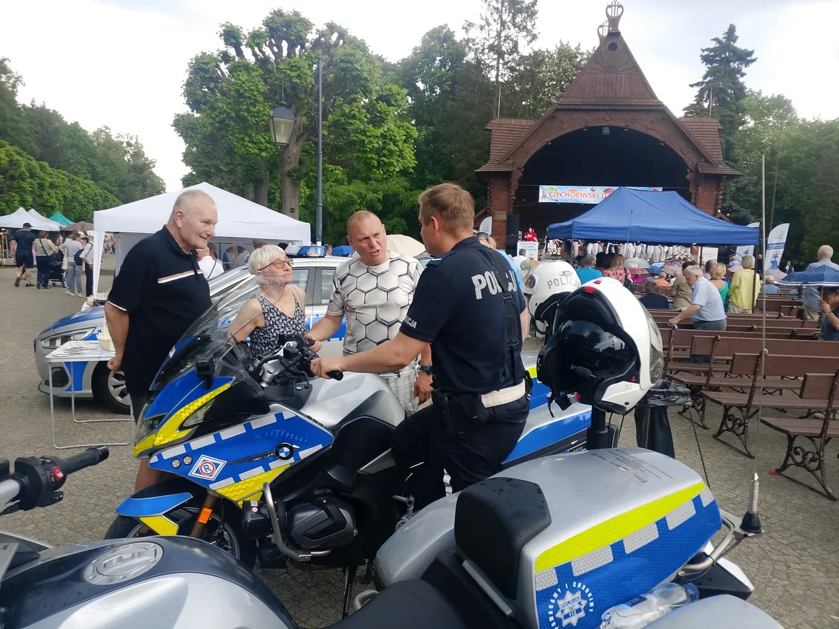 Funkcjonariusze Policji podczas Dnia Seniora w Ciechocinku