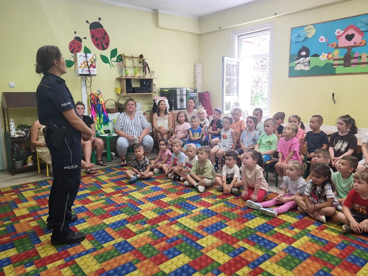 Spotkania policjantów z dziećmi w przedszkolach